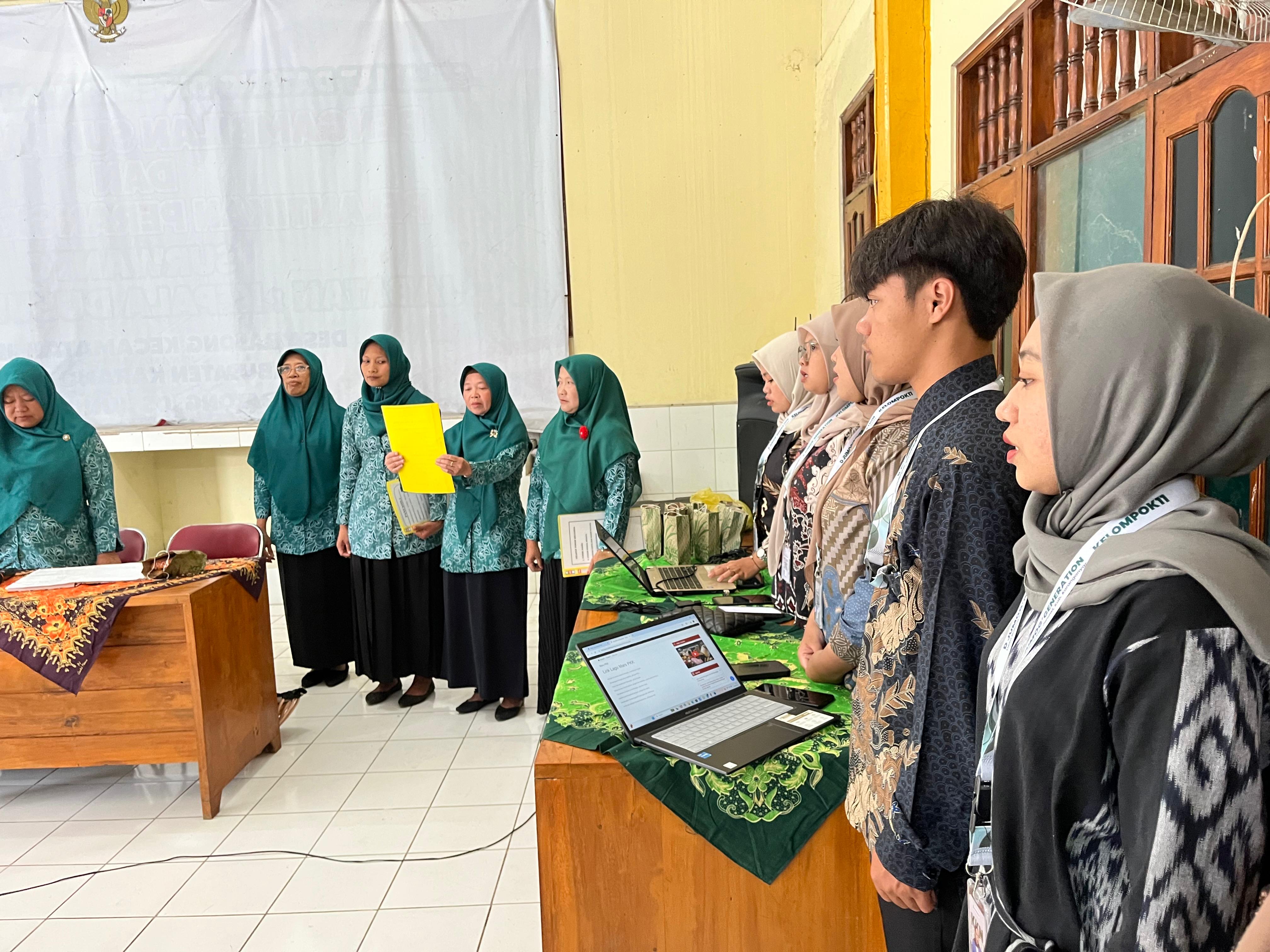 Pertemuan Ibu-ibu PKK di Balai Desa Balong